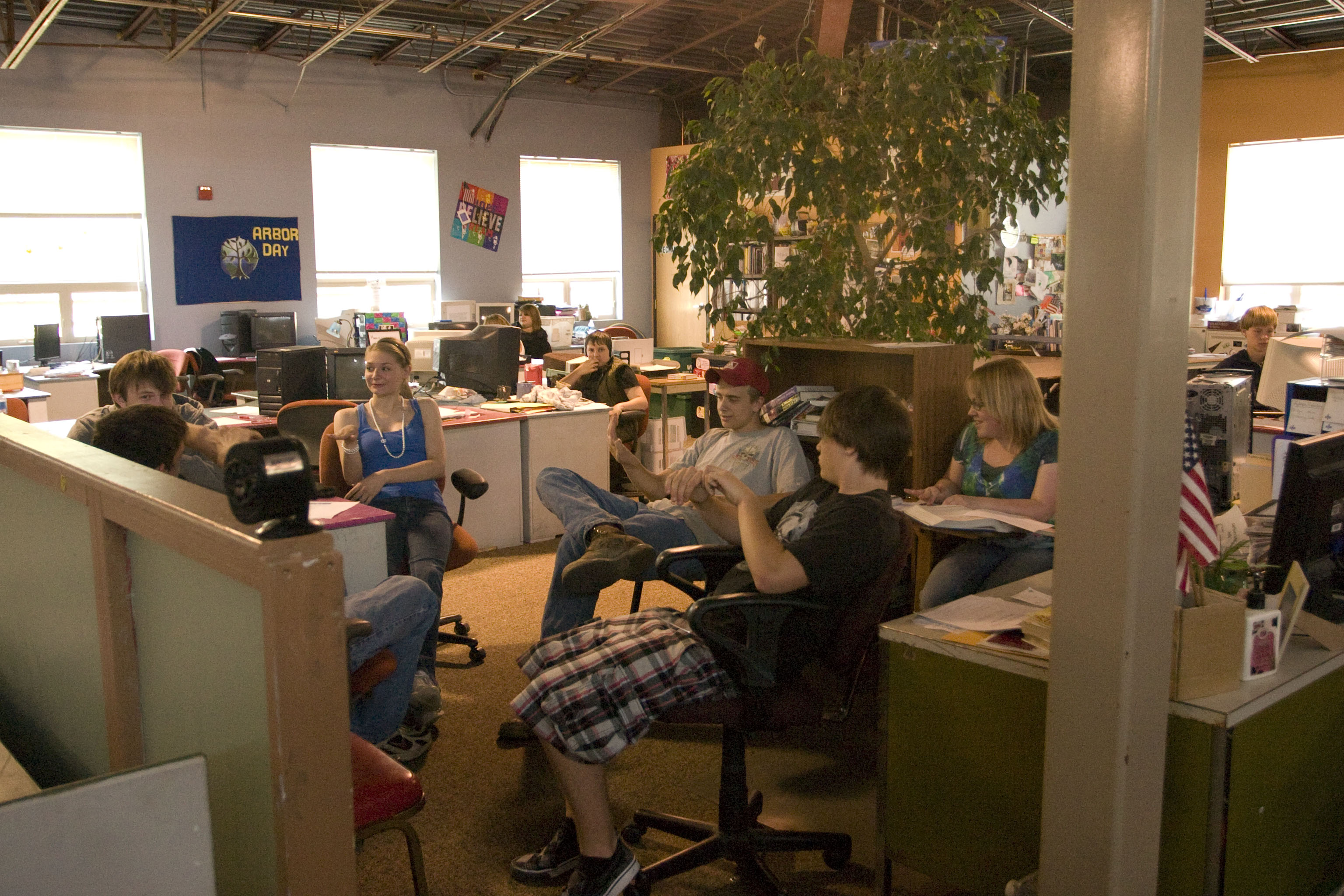 At the Minnesota New Country School, students of all ages sit together in one room. All the students have their own desks and personal computers.